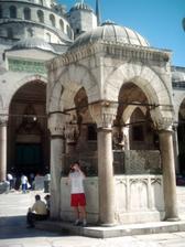 Miláček před njevětší muslimskou Modrou mešitou.