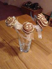 Cake pops... hm, než jsem je stačila vyfotit, tak jsem jich část prodala:)