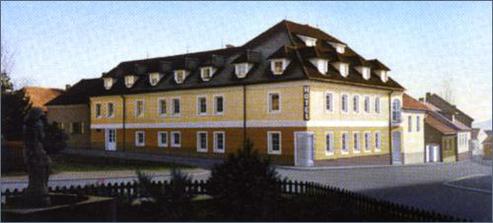 Hotel Bílý Lev: tady se budeme veselit, jíst, pít, tančit... a pak všichni spinkat. www.bilylev.cz