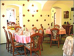 restaurace hotelu: mají jí šikovně předělenou na 2 třetiny pro svatební tabuli a 1 třetinu pro taneční parket
