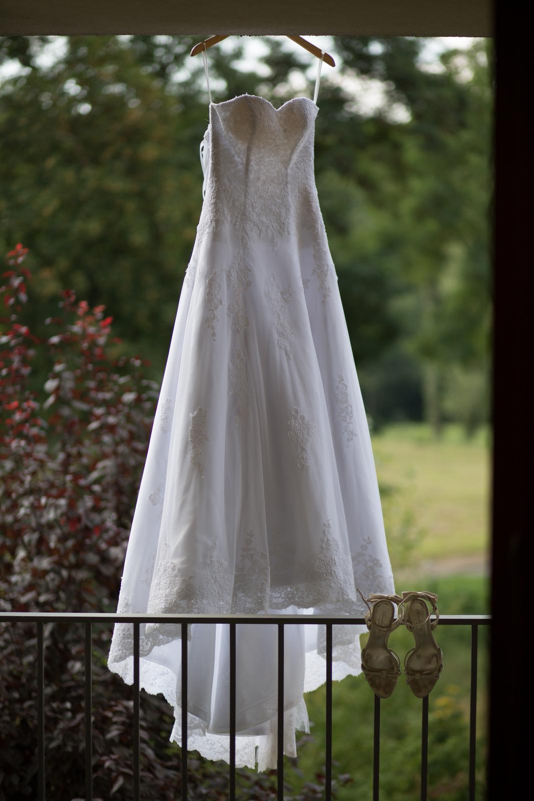 Krajkové svatební šaty (vel. 36-38) - Obrázek č. 1