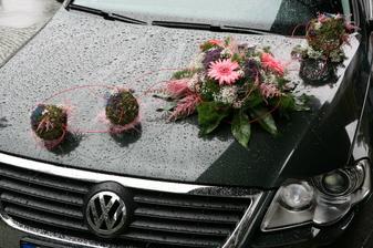 Takhle jsme měli ozdobené auto.