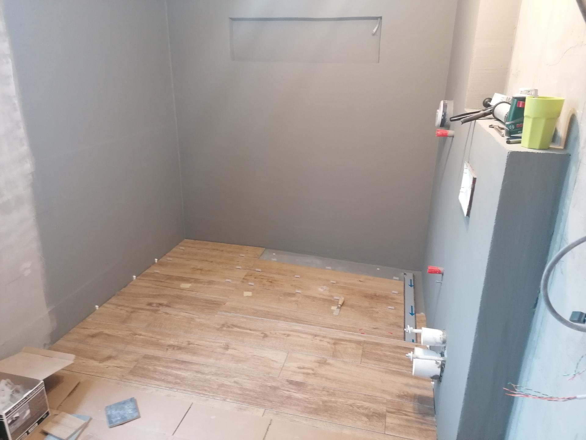 Pasiv Svépomocí 2021 - koupelna v přízemí - dlažba