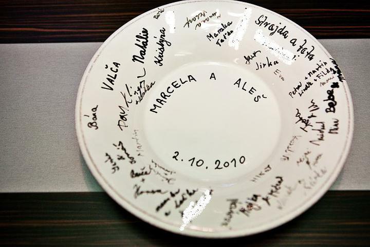Představy a realita - Na památku jsme si koupili talíř se širokým okrajem, ze kterého jsme jedli společnou polévku. Po obědě se nám na něj všichni hosté podepsali fixou na porcelán.  Bílé fleky jsou od zabarvení příjmení některých hostů (na původní fotce nebyly).