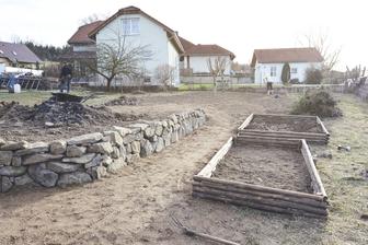 Hotové dva záhonky, jen zbývá navést zeminu. I jsem zplanýrovali zahradu kam se navážel řadu let bordel (našli jsem lahev z roku 1953:-) )