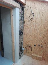 Elektrika již hotova i v koupelničce, jen se dodělá zásuvka a světla. Ale to necháme asi až po usazení zrcadla a umyvadla.