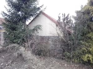 Štít opalubkovaný, nechali jsme původní prkna, aby zevnitř nebyly vidět nové palubky :-), až bude tepleji ještě natřeme.