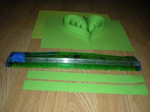 řezačka papíru za 200,- na 5 ks A4 bohatě stačí.