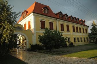 tu bude hostina (mal byt aj obrad, nepodarilo sa vybavit matriku vo Stvrtku na ostrove)