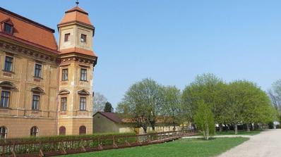 a tady to bude - zvenku je jeste neopraveny