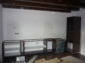 11.4.2012 Začiatok montáže kuchynskej linky.