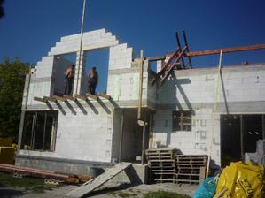 23.9.2010 Začiatok montáže krovu.