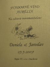 a tu je zlata etiketka,flasa bude hore obalena ako sampanske, do zlata, tak aby to ladilo