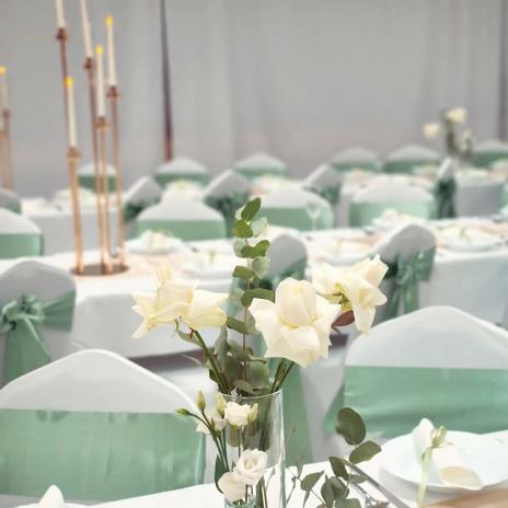 Nové saténové mašle na stoličky v odtieni eucalyptus