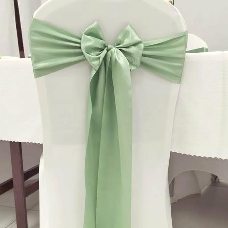 Nové saténové mašle na stoličky v odtieni eucalyptus