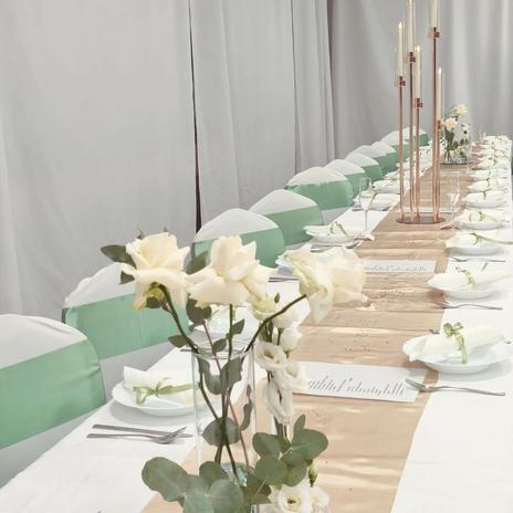 Nové saténové mašle na stoličky v odtieni eucalyptus