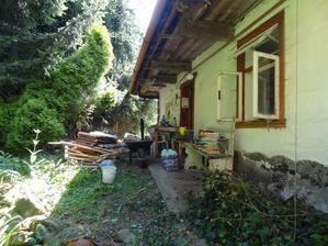 Drevo na jednej kope, papier na dalsej, handry na inej a tak