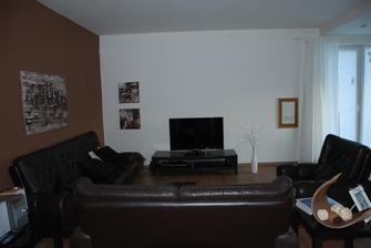 Tak konečně nová TV, už jen sehnat novou sedačku, a nechta vyrobit sestavu pod TV, konfer. stůl, menší boční stolečky, a sehnat 2 designová křesla, jo a přemalovat tu hnědou na jiný odstín a je hotovo:-)))))