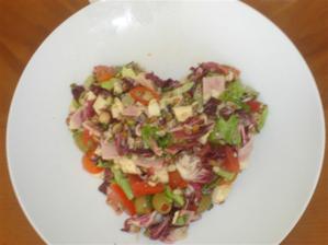 takyto salat mi urobil v prvy tyzden nasho spolocneho byvania, uvidime ci sa po svadbe nieco zmeni..:-0