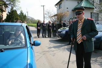 kteří se postarali o 25 svatebních aut,