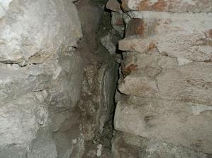 Detail odskoku klenby od steny asi s pôvodnou omietkou. Myslím si, že v minulosti tu bol možno len drevený strop a po dostavaní klenby sa omietka zachovala aj v rohoch.