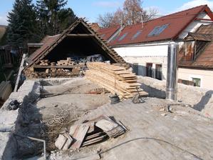 Rozobratá strecha.