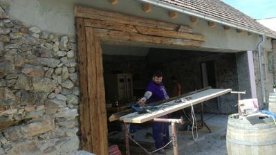 Toto je projekt, na ktorý sme sa veľmi tešili. Staré trámy z pôvodného krovu strechy ako obklad. Týmto by sme radi vyslovili obdiv aj naším majstrom, ktorí sa statočne pasujú s našimi požiadavkami.