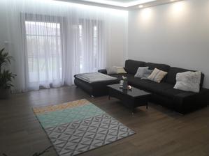 skrytá kolajnička na záclonu a záves podsvietená led pásikom