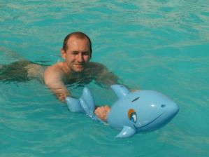 někteří museli plava s delfínkem