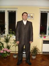 zenich ve svem obleku, s vestickou a zatim bez kravaty