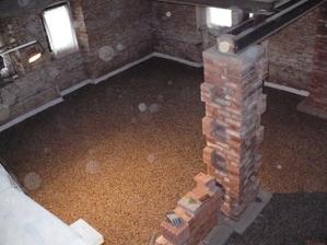 připraven štěrk pod základový beton