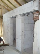 příčky hotové - wc, koupelna