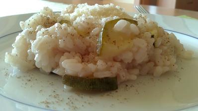 Risotto s cuketou - cibule, olivový olej, cuketa, rýže, víno, čerstvý pepř, parmezán :)