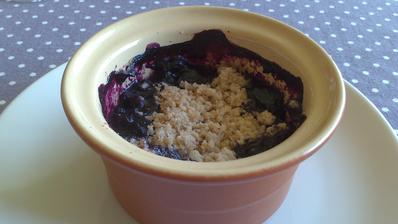 Borůvkový crumble - bezlepková varianta, upečeno na zbytkovém teple grilu :)
