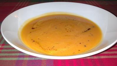 Mrkev, petržel, batát, červená čočka, koření - uvařit, rozmixovat, přidat dýňový olej - skvělá a rychlá polévka :)