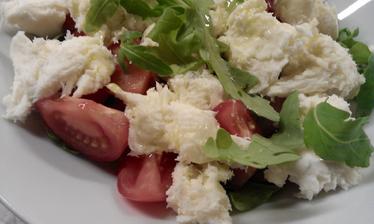Variace na caprese - rajčata, mozzarella, aceto balzamico, olivový olej...místo bazalky je rukola :)