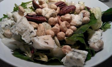 Směs listových salátů, gorgonzola, opražené kešu, lískové a pekanové ořechy, olivový olej, aceto balsamico