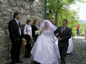 taťulda mě vede k oltáři :o)