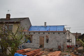 polovina střechy je dole