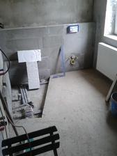 podlaha v koupelně a vyzděné wc