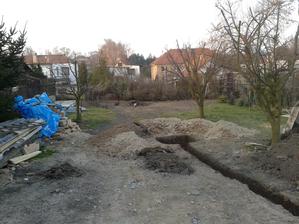 Příprava na vsakovací jímku - uklizená zahrada alespoň z části