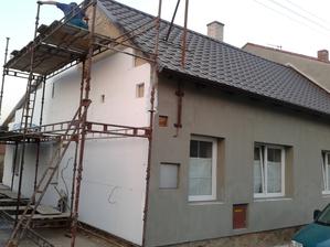 Předek natažený lepidlem - boční stranu už zateplují