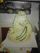 tak toto je uz nasa torta len bude mat bielo ruzove ruzicky a nebudu chybat ani postavicky.....:)