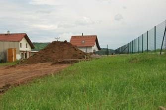 tady v zadní části bude terasa... aby nás nevyplavil přívalák musíme mít dům přizvednutý, za plotem už je pole