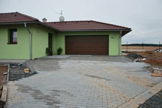 náš vánoční dárek, dodělaná příjezdovka