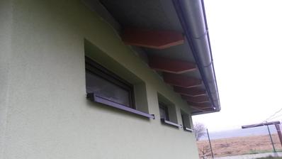 Po 3 letech dodělaná fasádní barva u oken garáže. Heureka!