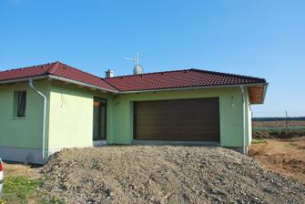 navezená břidlice před vjezd a vchod.. už aby byla hotová příjezdovka