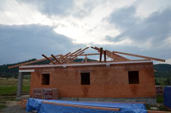 Vrchná platňa hotová začíname zo strechou 19.8.2014