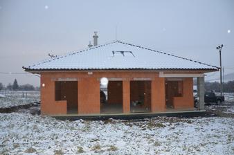 Pohľad z ľava - balkón + okno: spálňa. Vedľa 2ks veľké okná: obývačka. Vpravo balkón + okno: kuchyňa. 25.1.2015