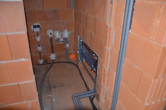 Pokračujeme - kúrenie, voda, elektrika: technická miestnosť - práčka a sušička. 28.2.2016